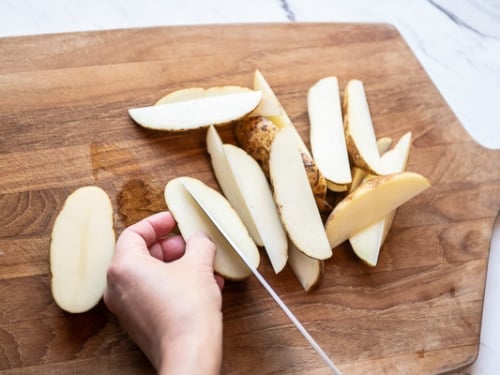Cutting potatoes into wedges