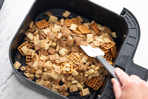 https://airfryerworld.com/images/Air-Fryer-Party-Snack-Mix-step-by-step-003.jpg