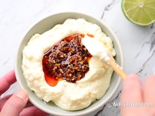 Mixing chili oil in mayo
