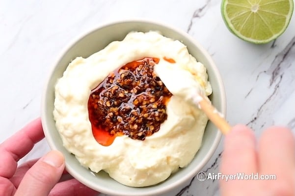 Mixing chili oil in mayo